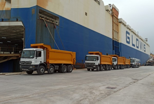 Unsere Actros Muldenkipper sind bereit für die Verladung nach Mali